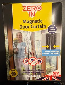 Magnetic door curtain