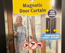 Magnetic door curtain