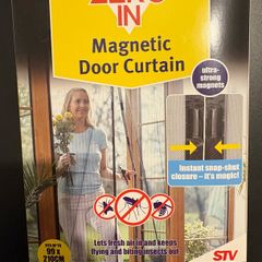 Magnetic door curtain