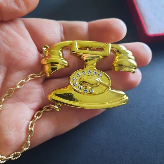Gold Tone Rotary Telephone Brooch with Chain | 80s 90s Style Novelty Kitsch Jewelry | Old Fashioned Phone Pin Badge