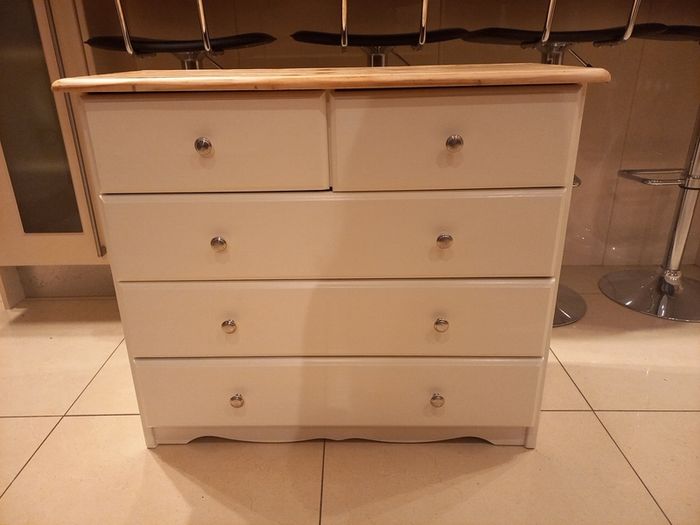 chest of drawers