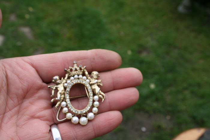 Vintage Brooch 2 Cherubs supporting Crown crystals and pearls - Photo frame