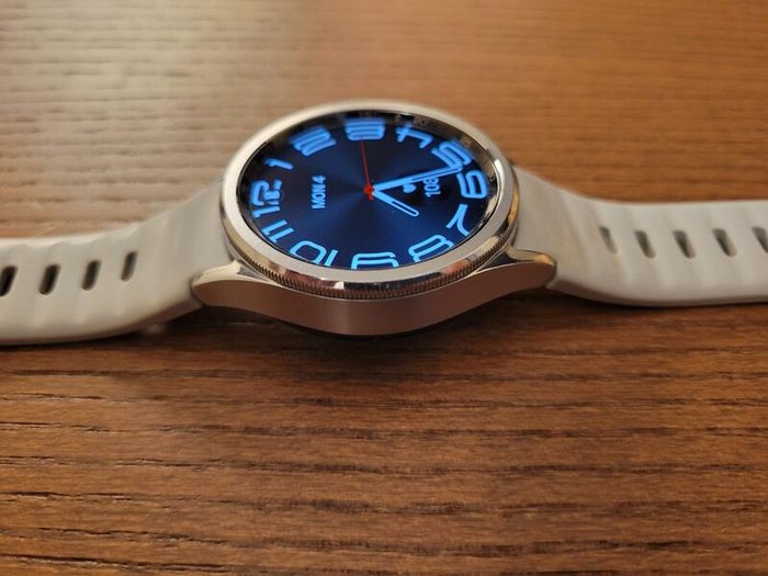 Samsung Galaxy Watch6 Classic (43mm Silver) + Extra Bands