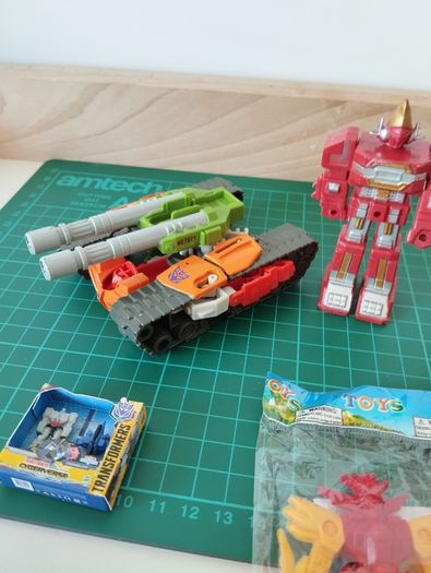 Lot of Mixed Vintage-Style Robots & Transformers