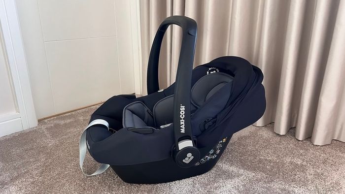 Like-New Maxi-Cosi TINCA Car Seat in Black & Grey & universal ISOFIX Maxi-Cosi FamilyFix2 for Preemie, Newborn, Baby, Toddler - 2 Piece Bundle