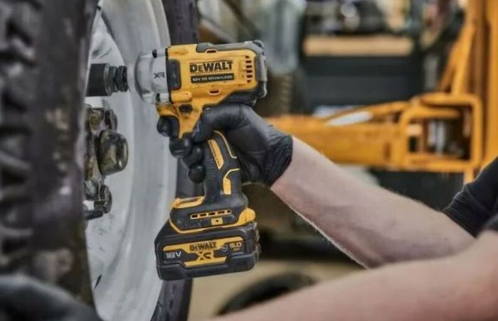 DeWALT Heavy Duty 18V XR Cordless Brushless Impact Wrench 1 /2 Inch Drive.