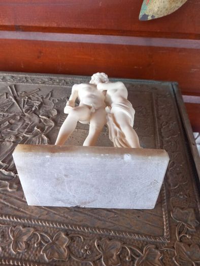 Venus and Adonis sculpture in alabaster resin on marble. D18 post 7e