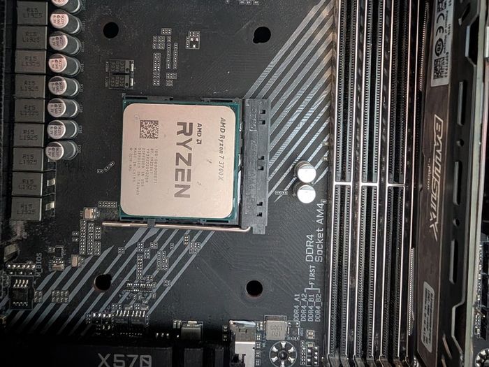 High-End Gaming PC (RTX 2070 Super Trio / Ryzen 7 3700X / 32GB RAM / X570)