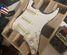 Strat-style loaded pickguard pick ups
