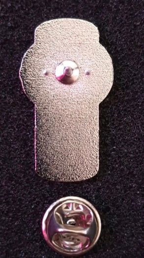 Kenworth trucks logo ,  pin back badge.