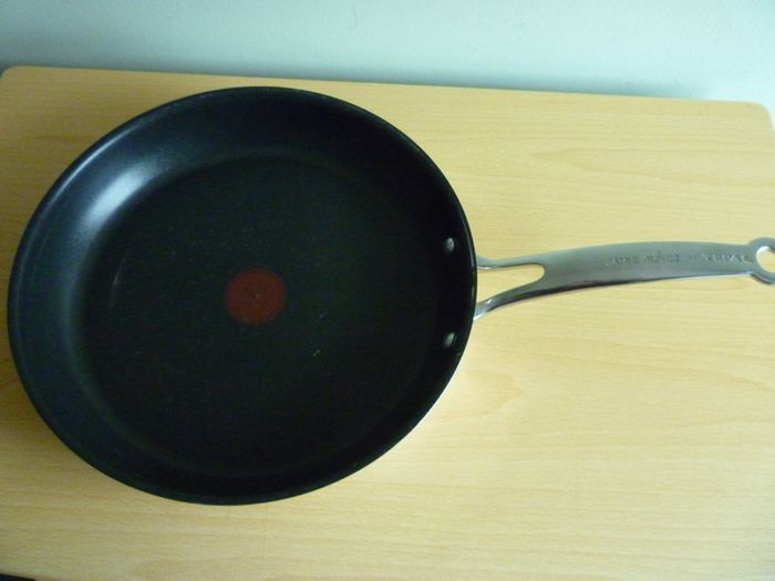 JAMIE OLIVER FRYING PAN BY TEFAL. Large Deep Frying or Omelette Pan.  Professional Series. WITH Jamie Oliver 4 piece steak cutlery set. Very Good Condition.