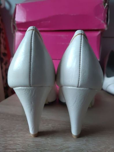 white shoes size 38