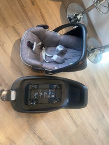 maxi cosi pebble car seat with iso fix base. excellent condition