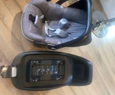 maxi cosi pebble car seat with iso fix base. excellent condition