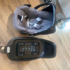 maxi cosi pebble car seat with iso fix base. excellent condition