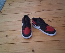 Nike Air Jordan black & red trainers 2.5 uk