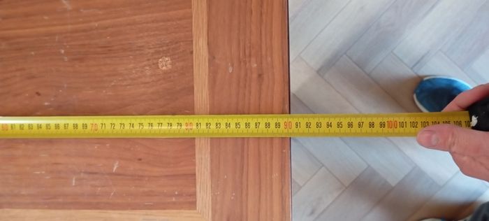 Extendable table with 4 chairs