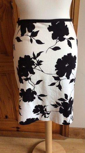 Principles Petites Ladies Black and White Cotton Blend 2 Piece skirt and Top Set 12/14  including postage