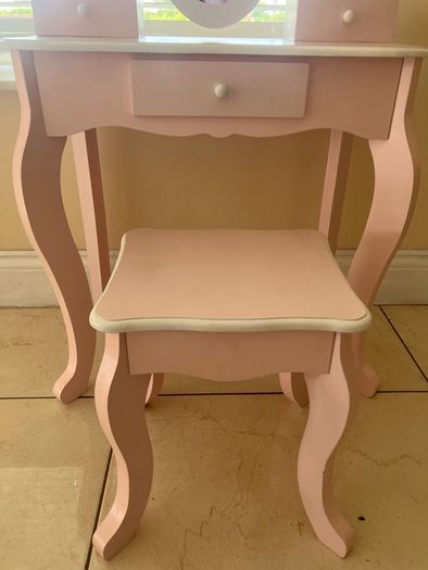 kids make up table