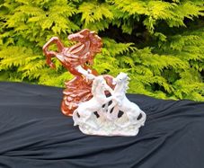 Lot of 2 horses statues possible to post