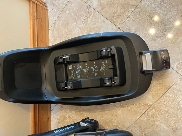 Maxi-Cosi Car Seat + ISOFIX Base