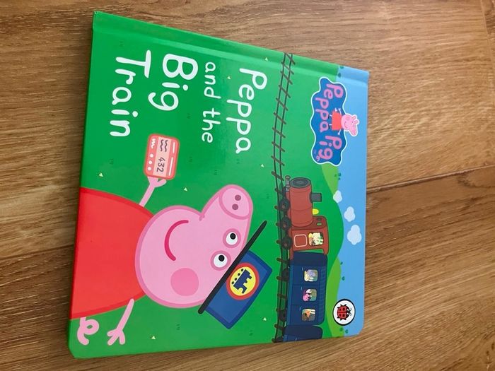 Peppa pig house and book