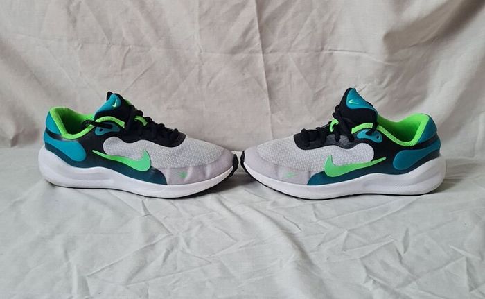 2024 nike revolution size 5.5 eu 38.5 grey/green in excellent condition