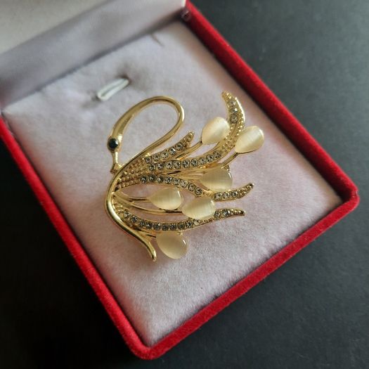 Elegant Gold Tone Swan Brooch with Champagne Color Cat Eye Stones and Crystal Pave Wings Vintage Style Bird Pin
