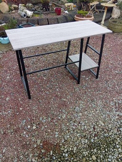 lovely desk ...have second shelf aswell just never used it