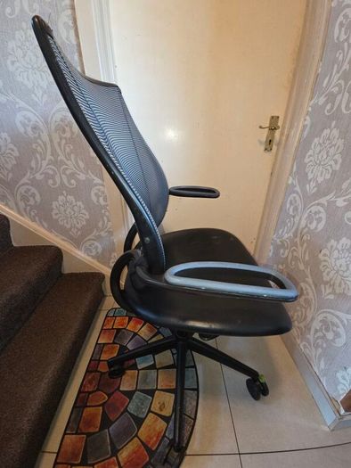 Humanscale Liberty Office chair - Needs arm pads!!