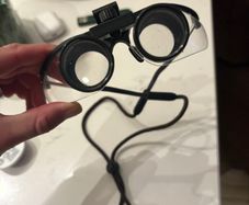 2.5xdental/surgical flip-up loupes with a 420 mm working distance