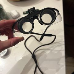 2.5xdental/surgical flip-up loupes with a 420 mm working distance
