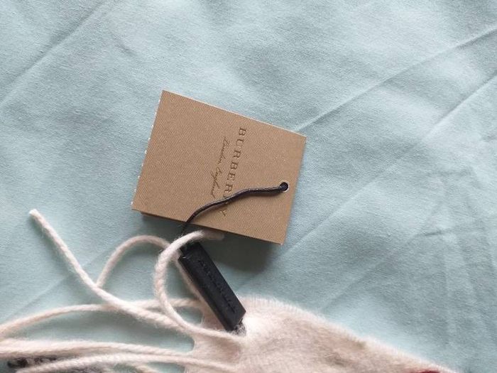 Bnwt Burberry Sold Out Heart Scarf