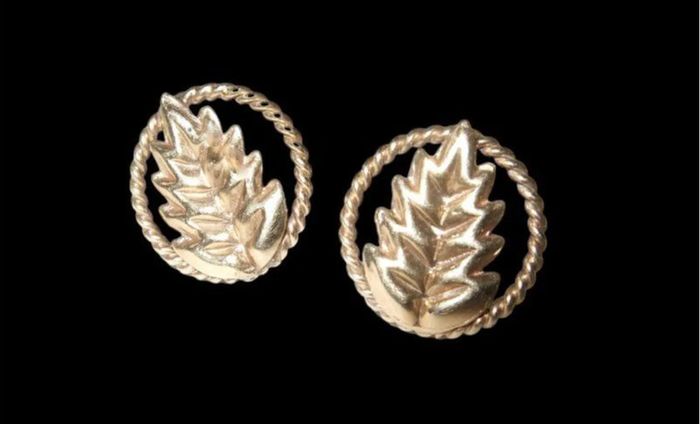 Vintage Hallmarked 18ct Gold Leaf Stud Earrings
