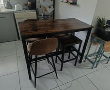 breakfast bar and stools