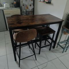 breakfast bar and stools