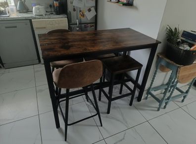 breakfast bar and stools