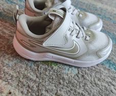 kids Nike trainers 9.5 uk