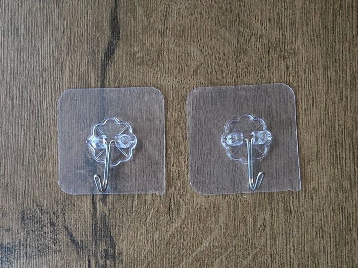 2 Adhesive wall hooks