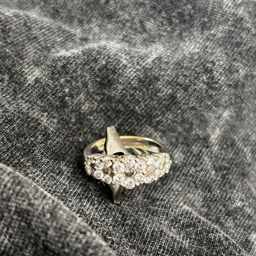 Beautiful 5 stone diamond dress ring in 18ct white gold
