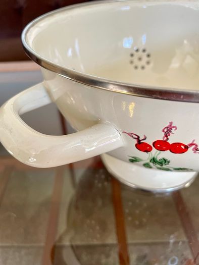 Vintage Pretty Rayware Metal Kitchen Sieve Enamelware Drainer