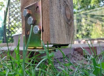 Column base bracket anchor