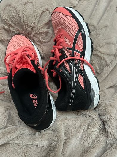 asics trainers