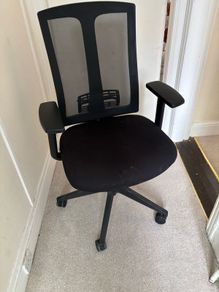 Swivel office chair