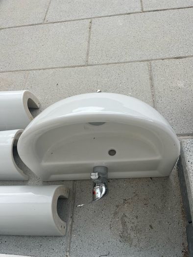 Pedestal sinks