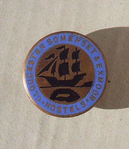 GLOUCESTER SOMERSET & EXMOOR HOSTELS (Youth Hostel Association affiliated) - a rare membership badge (c.1960's or earlier)
