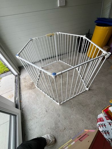 Adjustable playpen