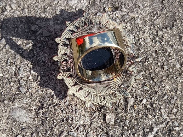 Vintage jewelry is sold individually for 5 to 10 euros