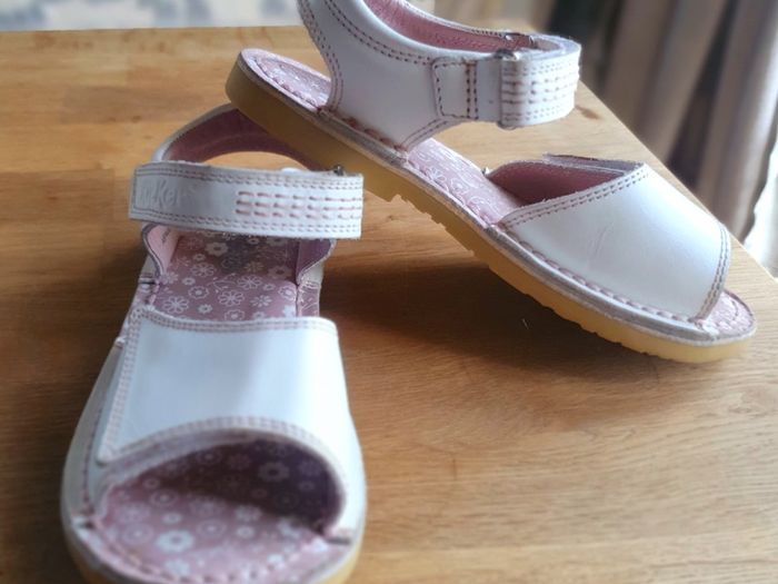 Great Girls White Kickers Sandals Size 13