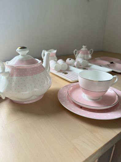 Royal Victoria Vintage Tea Set for breakfast/tea time